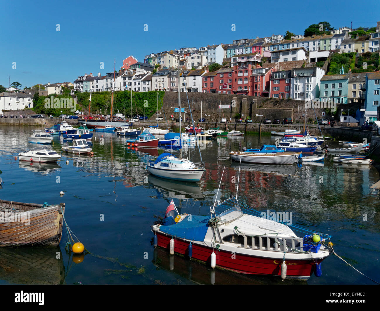 Il pittoresco porto interno con le sue barche a Brixham, Torbay, Devon, Inghilterra, Regno Unito Foto Stock