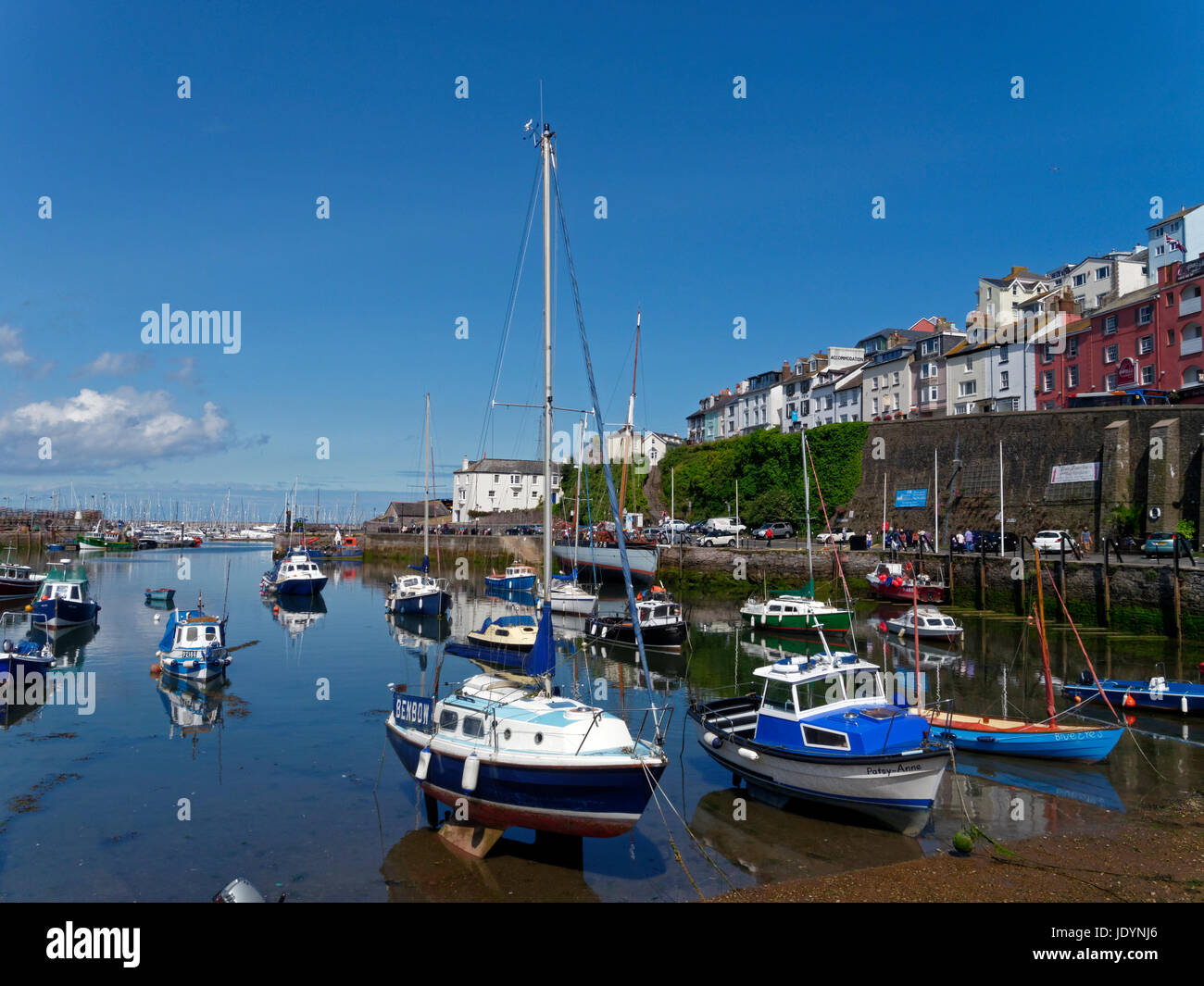 Il pittoresco porto interno con le sue barche a Brixham, Torbay, Devon, Inghilterra, Regno Unito Foto Stock