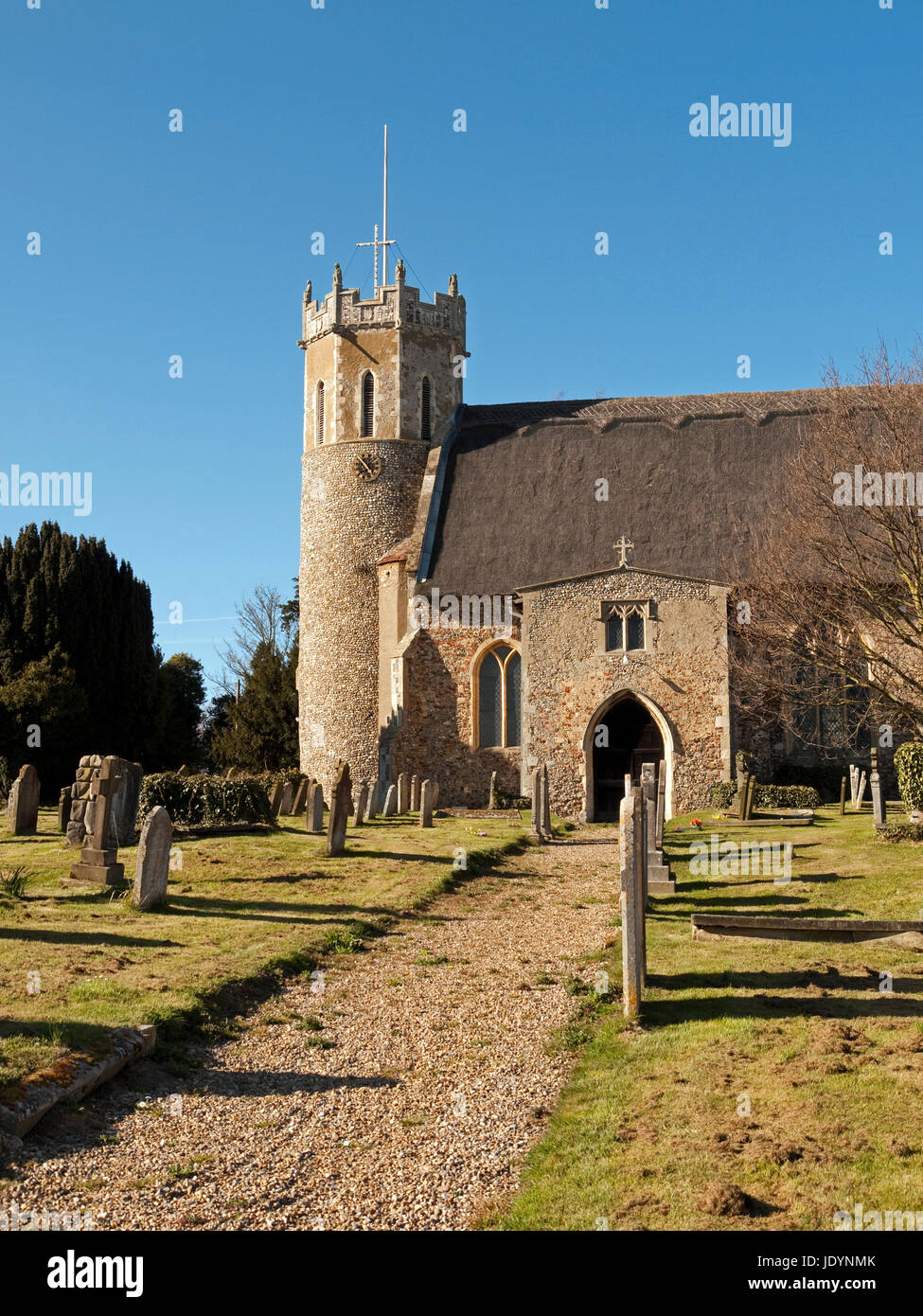 La chiesa con il tetto di paglia di st edmund con la sua saxon torre rotonda acle, Norfolk, Inghilterra, Regno Unito Foto Stock