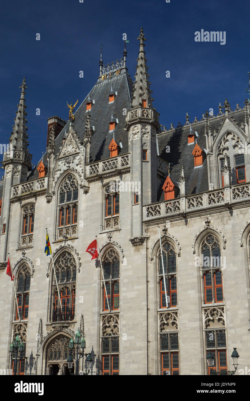 Il Provinciaal Hof (provincia) Corte è un edificio Neogothical sulla piazza del mercato di Bruges (Belgio). Verticalmente. Foto Stock