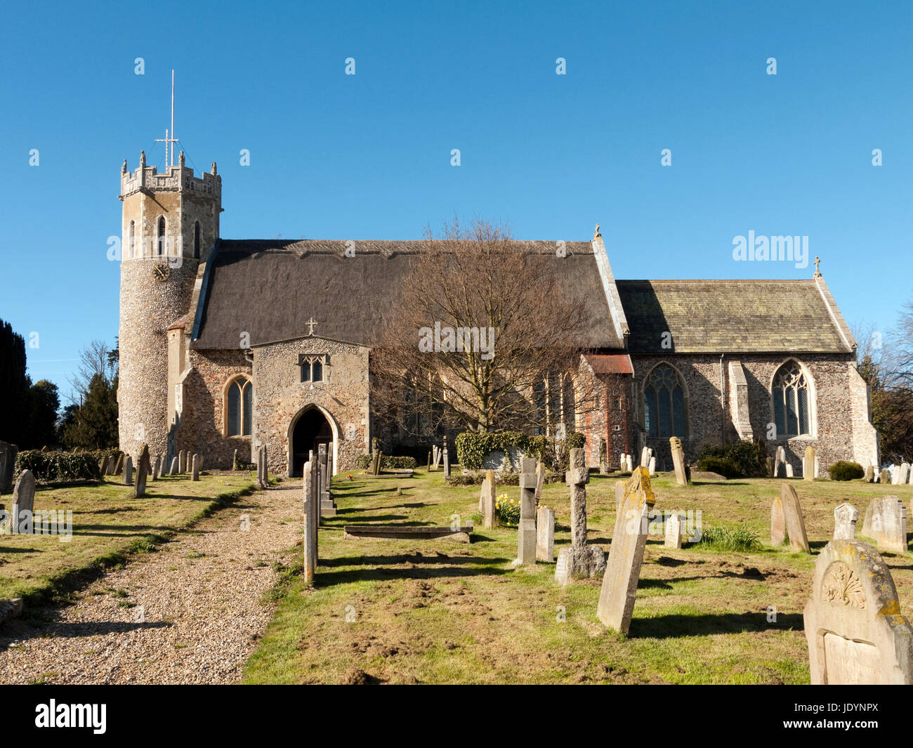 La chiesa con il tetto di paglia di st edmund con la sua saxon torre rotonda acle, Norfolk, Inghilterra, Regno Unito Foto Stock
