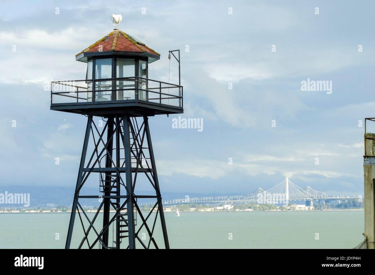 La vecchia torre di guardia sul penitenziario di Alcatraz island, ora un  museo, a San Francisco, California, Stati Uniti d'America. Una vista della  torre di avvistamento e la baia di nuovo ponte