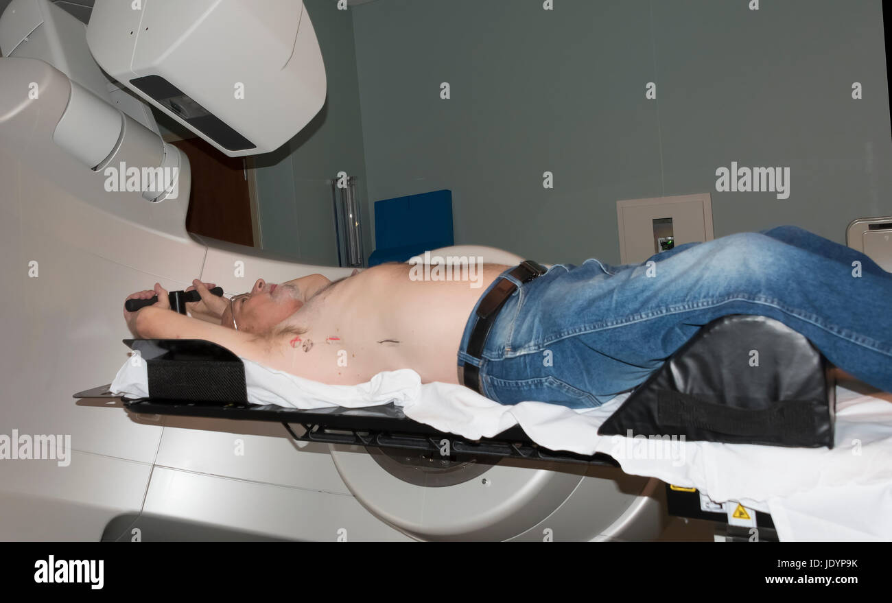 Paziente la terapia di radiazione marcature laser linee per il bersagliamento di cellule di cancro di petto Foto Stock