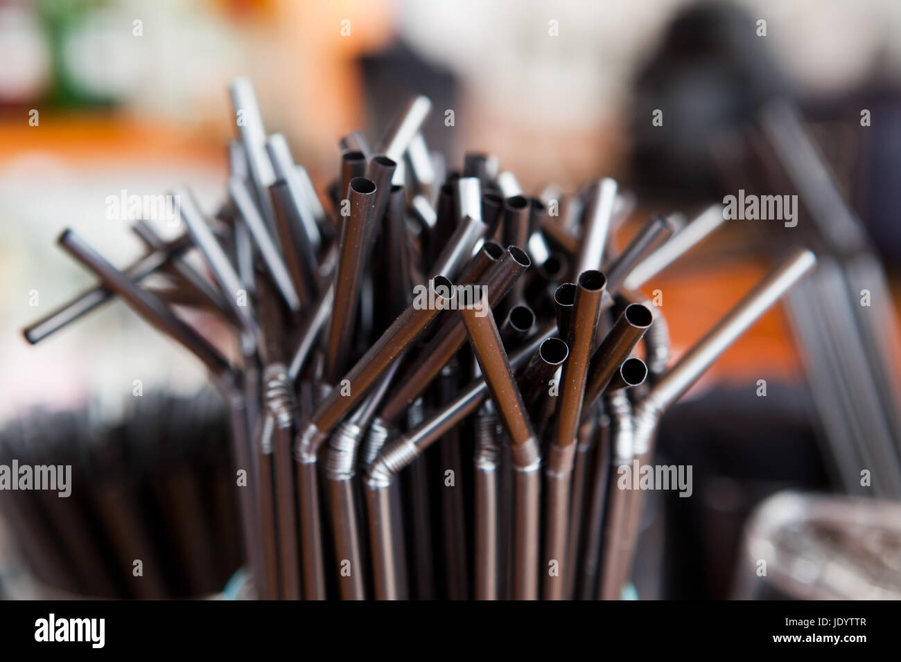Bicchiere pieno di paglia nero oltre all'aperto bar escursioni Foto Stock