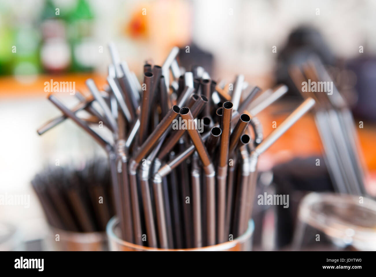 Bicchiere pieno di paglia nero oltre all'aperto bar escursioni Foto Stock