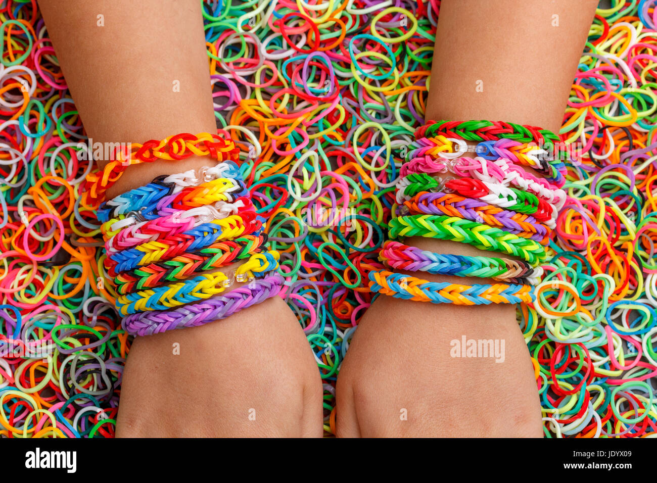 Le strisce di gomma bracciali a portata di mano Foto Stock