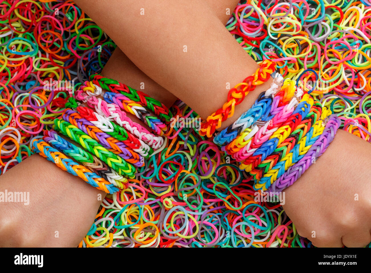 Telaio braccialetti, gomma colorata in background Foto Stock