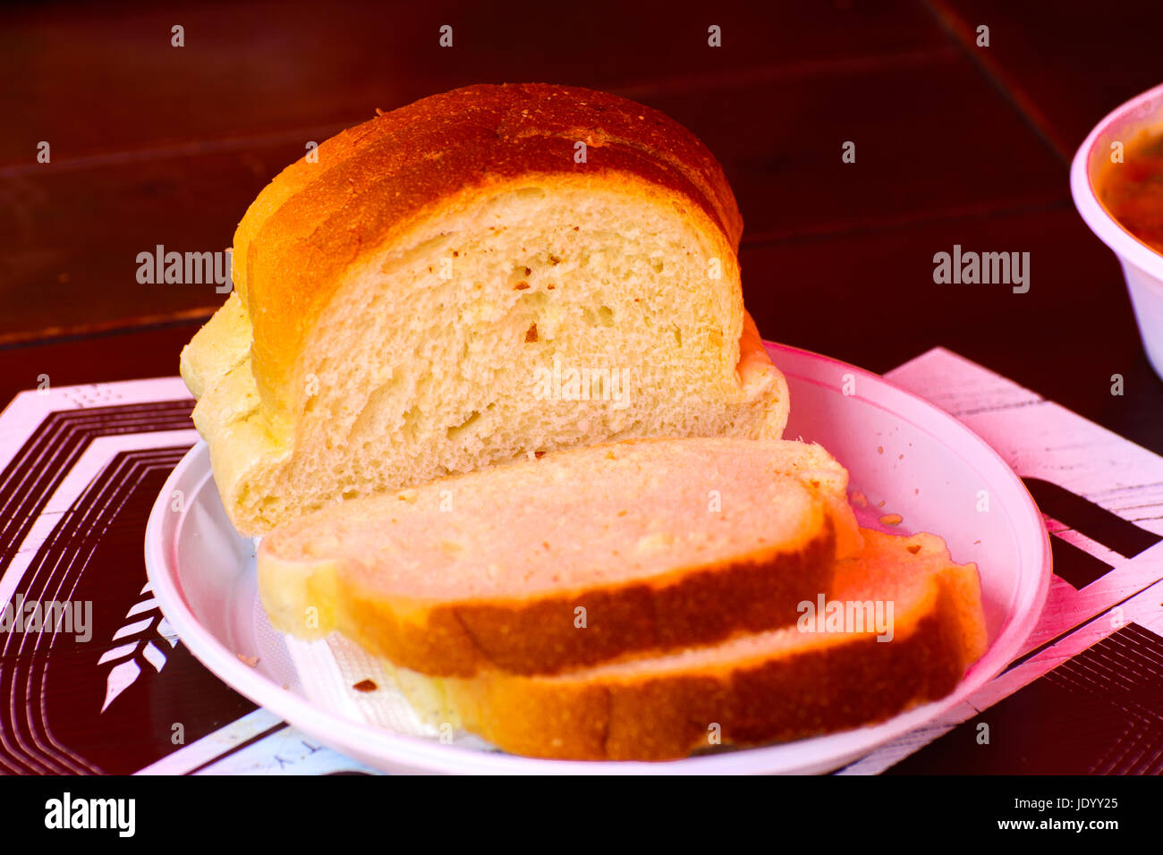 Bianco pane di frumento su una materia plastica piastra monouso Foto Stock