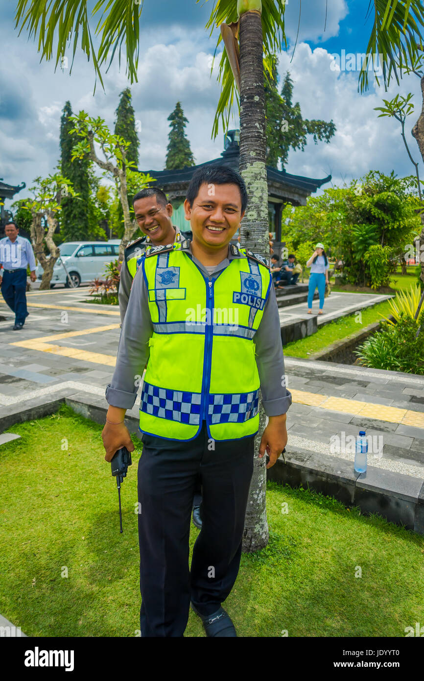 BALI, Indonesia - 08 Marzo 2017: l'uomo non identificato in posa di stile balinese tradizionale tempio indù Bajra Sandhi monumento a Denpasar, Bali, Indonesia su b Foto Stock