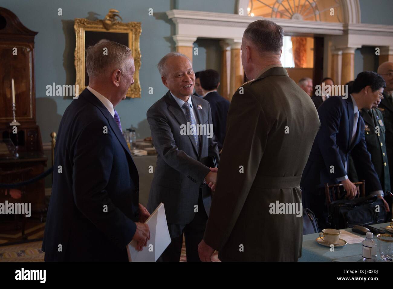 Washington, Stati Uniti d'America. Il 21 giugno, 2017. Stati Uniti Il Segretario della Difesa Jim Mattis, a sinistra, E DEGLI STATI UNITI Presidente del Joint Chiefs gen. Giuseppe Dunford, destra, salutare ambasciatore cinese negli Stati Uniti Cui Tiankai prima della cerimonia inaugurale USA-Cina diplomatica e di sicurezza di dialogo al Dipartimento di Stato per giugno 21, 2017 a Washington, DC. Credito: Planetpix/Alamy Live News Foto Stock