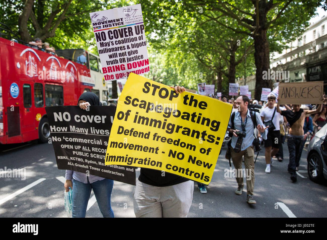 Londra, Regno Unito. Il 21 giugno, 2017. Gli attivisti del Movimento per la giustizia con ogni mezzo necessario tenere un 'Day di Rage' marzo da Shepherds Bush Green a Piazza del Parlamento a chiedere giustizia per coloro che sono stati colpiti dal fuoco in Grenfell torre e un appello a favore di un cambiamento di governo il giorno della regina il discorso in Parlamento. Credito: Mark Kerrison/Alamy Live News Foto Stock