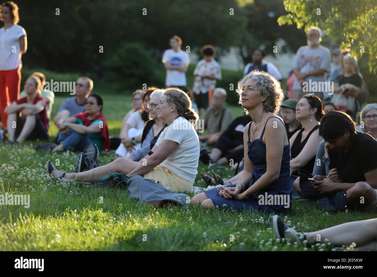 New York, Stati Uniti d'America. Il 21 giugno, 2017. Le persone godono di un'alba concerto presso il Brooklyn Botanic Garden in New York, Stati Uniti, 21 giugno 2017. Fare musica New York, una sorta di festival annuale con più di mille concerti gratuiti all'aperto, lezioni di musica e jam sessions in spazi pubblici in tutta la cinque boroughs restituite a New York il mercoledì. Credito: Wang Ying/Xinhua/Alamy Live News Foto Stock