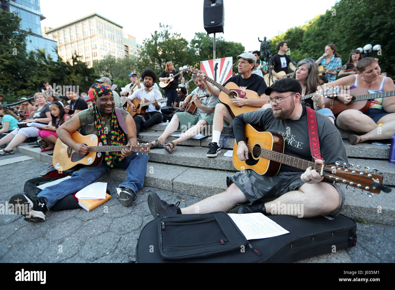 New York, Stati Uniti d'America. Il 21 giugno, 2017. Chitarristi dare un ensemble prestazioni di centinaia di chitarre presso la Union Square di New York, Stati Uniti, 21 giugno 2017. Fare musica New York, una sorta di festival annuale con più di mille concerti gratuiti all'aperto, lezioni di musica e jam sessions in spazi pubblici in tutta la cinque boroughs restituite a New York il mercoledì. Credito: Wang Ying/Xinhua/Alamy Live News Foto Stock