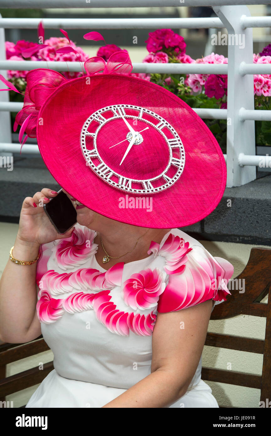 Ascot Berkshire, Regno Unito. Il 22 giugno, 2017. Moda su Ladies Day at Royal Ascot 22 Giugno 2017. Credito: John Beasley/Alamy Live News Foto Stock