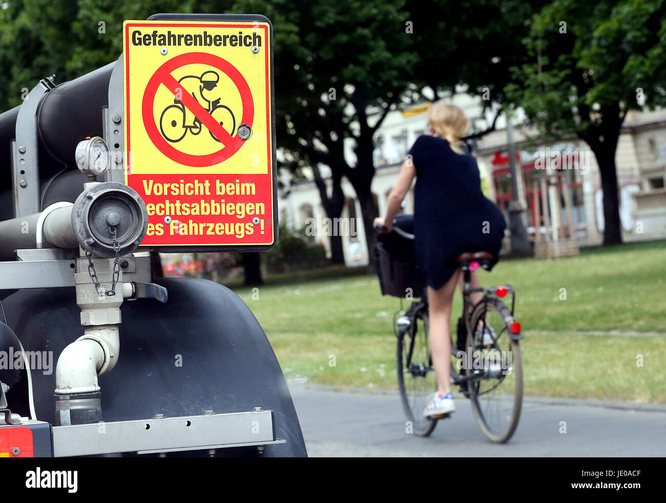 Berlino, Germania. Il 22 giugno, 2017. Un segnale di avvertimento per i ciclisti è incollata ad un carrello che segnali che il veicolo si può abbreviare il suo percorso mentre si gira a Berlino (Germania), 22 giugno 2017. Molte escursioni in bicicletta gli incidenti possono accadere mentre i veicoli girare nel traffico. Foto: Wolfgang Kumm/dpa/Alamy Live News Foto Stock