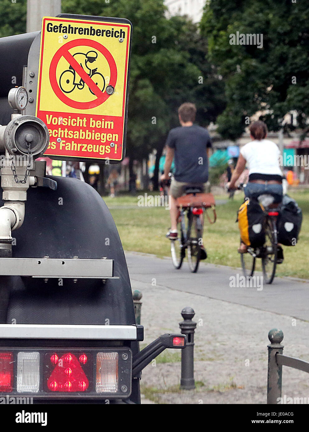 Berlino, Germania. Il 22 giugno, 2017. Un segnale di avvertimento per i ciclisti è incollata ad un carrello che segnali che il veicolo si può abbreviare il suo percorso mentre si gira a Berlino (Germania), 22 giugno 2017. Molte escursioni in bicicletta gli incidenti possono accadere mentre i veicoli girare nel traffico. Foto: Wolfgang Kumm/dpa/Alamy Live News Foto Stock