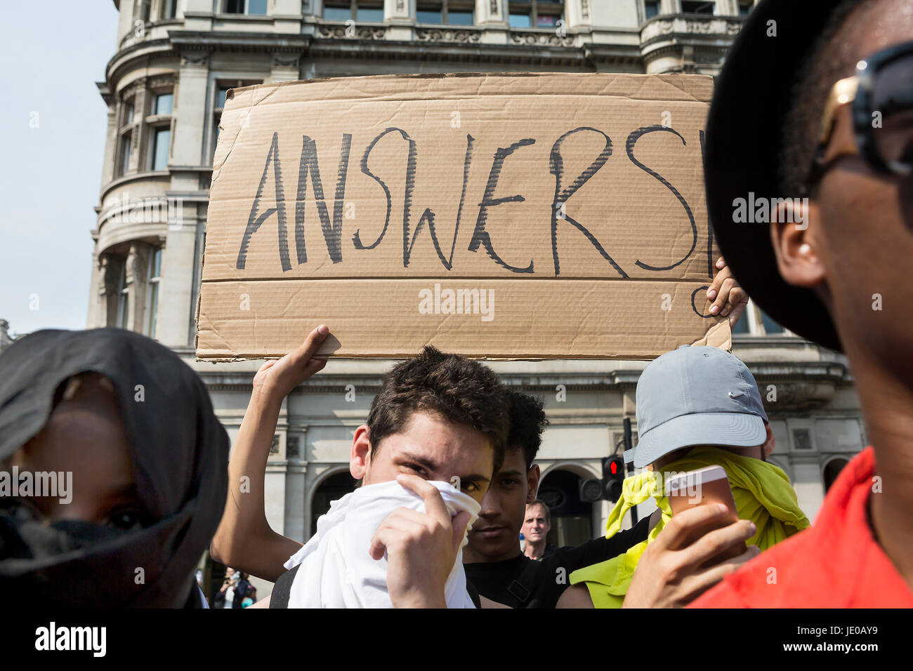 Londra, Regno Unito. Xxi Jun, 2017. Giorno di Rage. Persone provenienti da comunità di Torre Grenfell sfilato dalla sede di Piazza del Parlamento a chiedere giustizia per coloro che sono morti. Credito: Jane Campbell/Alamy Live News Foto Stock