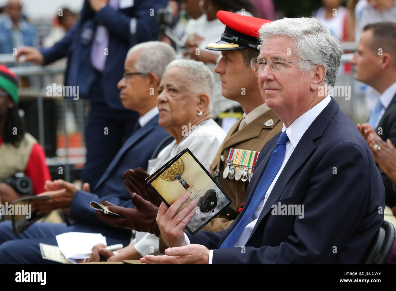 Londra, Regno Unito. 22 GIU, 2017. Il segretario di Stato per la difesa di Sir Michael Fallon e la Baronessa Howells di St Davids (r a l). Un monumento in onore di due milioni di africani e dei Caraibi soldati militari e le donne che hanno servito nella guerra mondiale I e II Guerra Mondiale, è svelato in Windrush Square, Brixton, a sud di Londra. Credito: Dinendra Haria/Alamy Live News Foto Stock