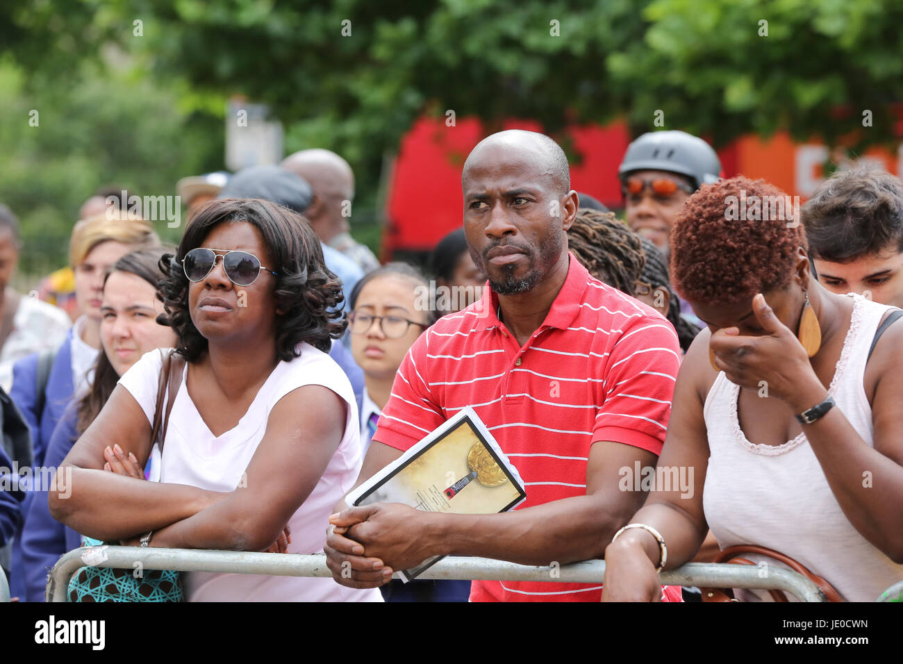 Londra, Regno Unito. 22 GIU, 2017. Un monumento in onore di due milioni di africani e dei Caraibi soldati militari e le donne che hanno servito nella guerra mondiale I e II Guerra Mondiale, è svelato in Windrush Square, Brixton, a sud di Londra. La manifestazione che ha visto la partecipazione di veterani di guerra, nel servizio di uomini e donne e personalità tra cui il sindaco di Londra Sadiq Khan, Alta Commissari dal Commonwealth delle Nazioni, e il Segretario di Stato per la difesa di Sir Michael Fallon. Credito: Dinendra Haria/Alamy Live News Foto Stock