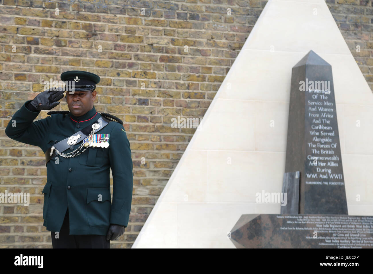 Londra, Regno Unito. 22 GIU, 2017. Un monumento in onore di due milioni di africani e dei Caraibi soldati militari e le donne che hanno servito nella guerra mondiale I e II Guerra Mondiale, è svelato in Windrush Square, Brixton, a sud di Londra. La manifestazione che ha visto la partecipazione di veterani di guerra, nel servizio di uomini e donne e personalità tra cui il sindaco di Londra Sadiq Khan, Alta Commissari dal Commonwealth delle Nazioni, e il Segretario di Stato per la difesa di Sir Michael Fallon. Credito: Dinendra Haria/Alamy Live News Foto Stock