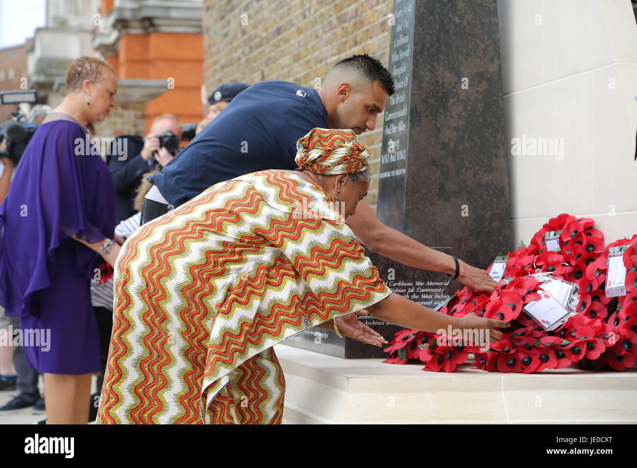 Londra, Regno Unito. 22 GIU, 2017. Un monumento in onore di due milioni di africani e dei Caraibi soldati militari e le donne che hanno servito nella guerra mondiale I e II Guerra Mondiale, è svelato in Windrush Square, Brixton, a sud di Londra. La manifestazione che ha visto la partecipazione di veterani di guerra, nel servizio di uomini e donne e personalità tra cui il sindaco di Londra Sadiq Khan, Alta Commissari dal Commonwealth delle Nazioni, e il Segretario di Stato per la difesa di Sir Michael Fallon. Credito: Dinendra Haria/Alamy Live News Foto Stock