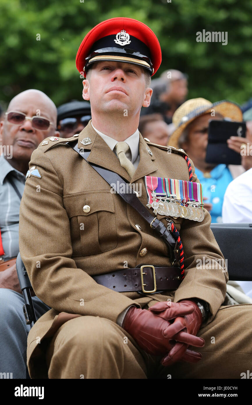 Londra, Regno Unito. 22 GIU, 2017. Un monumento in onore di due milioni di africani e dei Caraibi soldati militari e le donne che hanno servito nella guerra mondiale I e II Guerra Mondiale, è svelato in Windrush Square, Brixton, a sud di Londra. La manifestazione che ha visto la partecipazione di veterani di guerra, nel servizio di uomini e donne e personalità tra cui il sindaco di Londra Sadiq Khan, Alta Commissari dal Commonwealth delle Nazioni, e il Segretario di Stato per la difesa di Sir Michael Fallon. Credito: Dinendra Haria/Alamy Live News Foto Stock