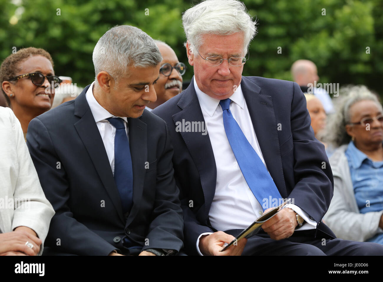 Londra, Regno Unito. 22 GIU, 2017. Il segretario di Stato per la difesa di Sir Michael Fallon e il sindaco di Londra, Sadiq Khan (r a l). Un monumento in onore di due milioni di africani e dei Caraibi soldati militari e le donne che hanno servito nella guerra mondiale I e II Guerra Mondiale, è svelato in Windrush Square, Brixton, a sud di Londra. Credito: Dinendra Haria/Alamy Live News Foto Stock