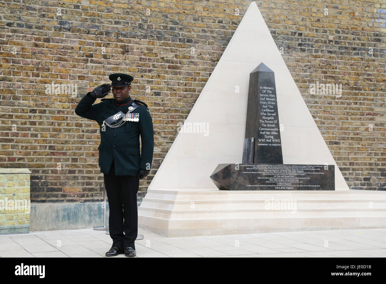 Londra, Regno Unito. 22 GIU, 2017. Un monumento in onore di due milioni di africani e dei Caraibi soldati militari e le donne che hanno servito nella guerra mondiale I e II Guerra Mondiale, è svelato in Windrush Square, Brixton, a sud di Londra. La manifestazione che ha visto la partecipazione di veterani di guerra, nel servizio di uomini e donne e personalità tra cui il sindaco di Londra Sadiq Khan, Alta Commissari dal Commonwealth delle Nazioni, e il Segretario di Stato per la difesa di Sir Michael Fallon. Credito: Dinendra Haria/Alamy Live News Foto Stock