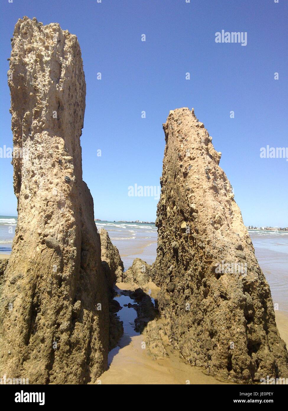 Bizzarre rocce in riva al mare Foto Stock