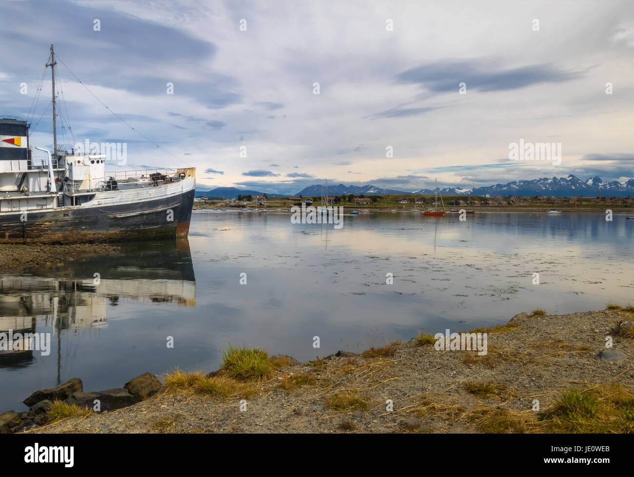 Abbandonato il sistema HMS giustizia rimorchiatore a terra in Patagonia - Ushuaia, Tierra del Fuego, Argentina Foto Stock