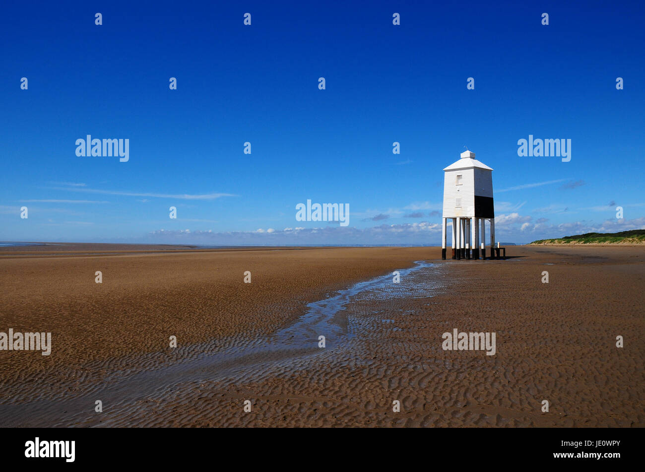 Legno bianco faro sulla spiaggia a Burnham on sea Somerset Inghilterra Foto Stock