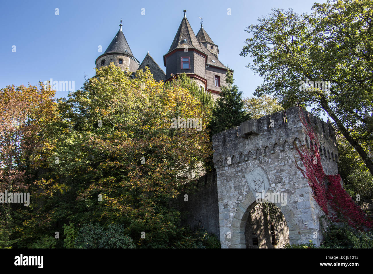 Gut erhaltene Festung an der Lahn Foto Stock