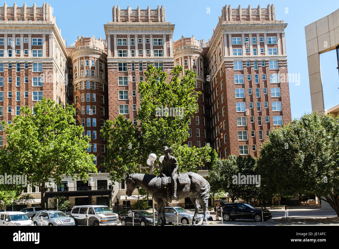 Storico Skirvin Hilton hotel nel centro cittadino di Oklahoma City, OK, STATI UNITI D'AMERICA, costruito 1910 completo di un fantasma. Cotter Ranch scultura della torre in primo piano. Foto Stock