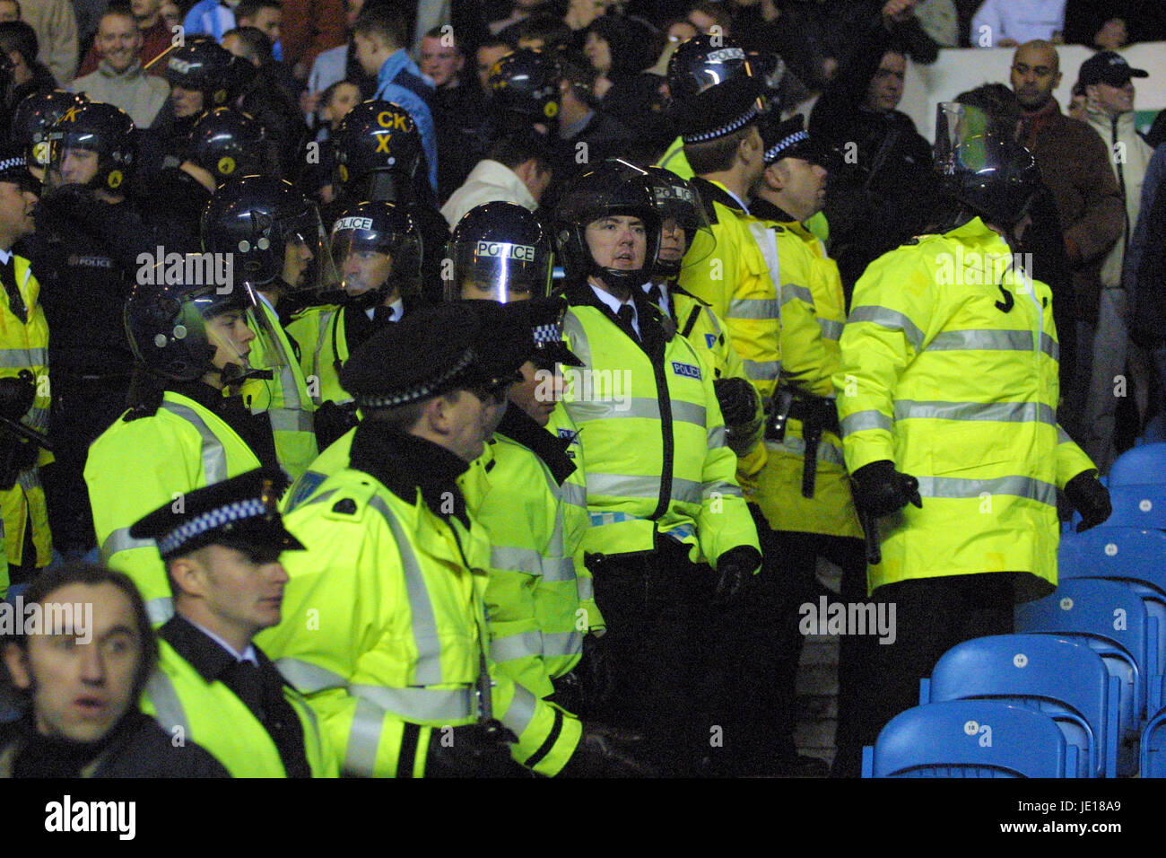 Trattenere la polizia scontri tifosi Manchester City V COVENTRY C 27 Gennaio 2001 Foto Stock