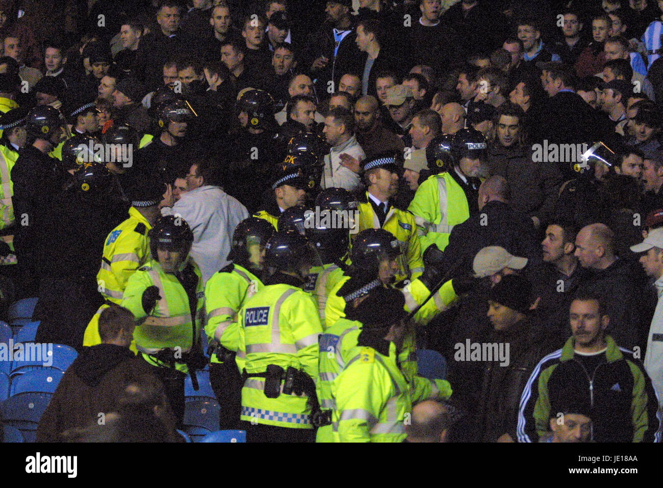 Trattenere la polizia scontri tifosi Manchester City V COVENTRY C 27 Gennaio 2001 Foto Stock
