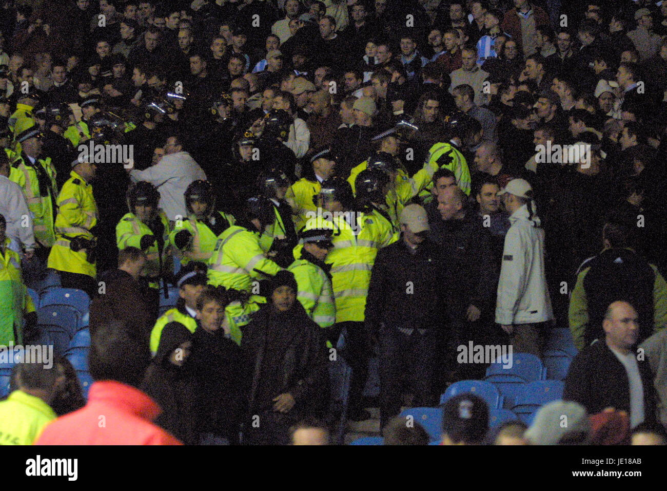 Trattenere la polizia scontri tifosi Manchester City V COVENTRY C 27 Gennaio 2001 Foto Stock