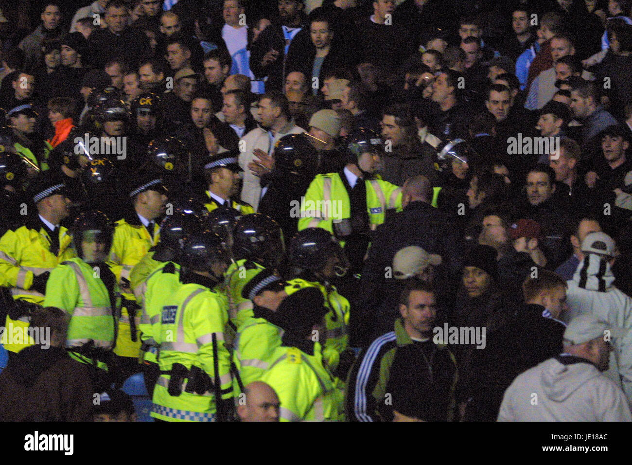 Trattenere la polizia scontri tifosi Manchester City V COVENTRY C 27 Gennaio 2001 Foto Stock
