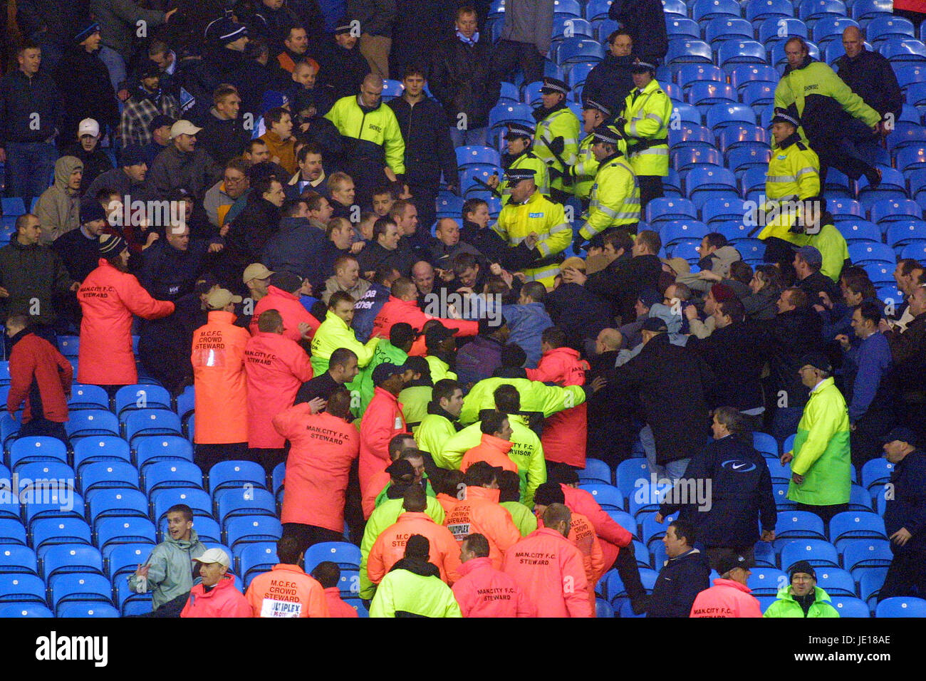Trattenere la polizia scontri tifosi Manchester City V COVENTRY C 27 Gennaio 2001 Foto Stock