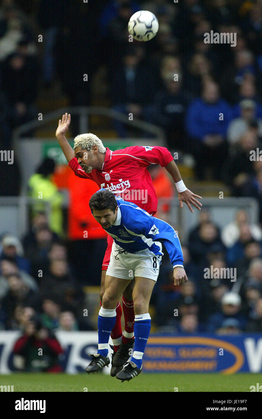 ABEL XAVIER & TOMAZ RADZINSKI Liverpool v Everton LIVERPOOL ANFIELD 23 Febbraio 2002 Foto Stock