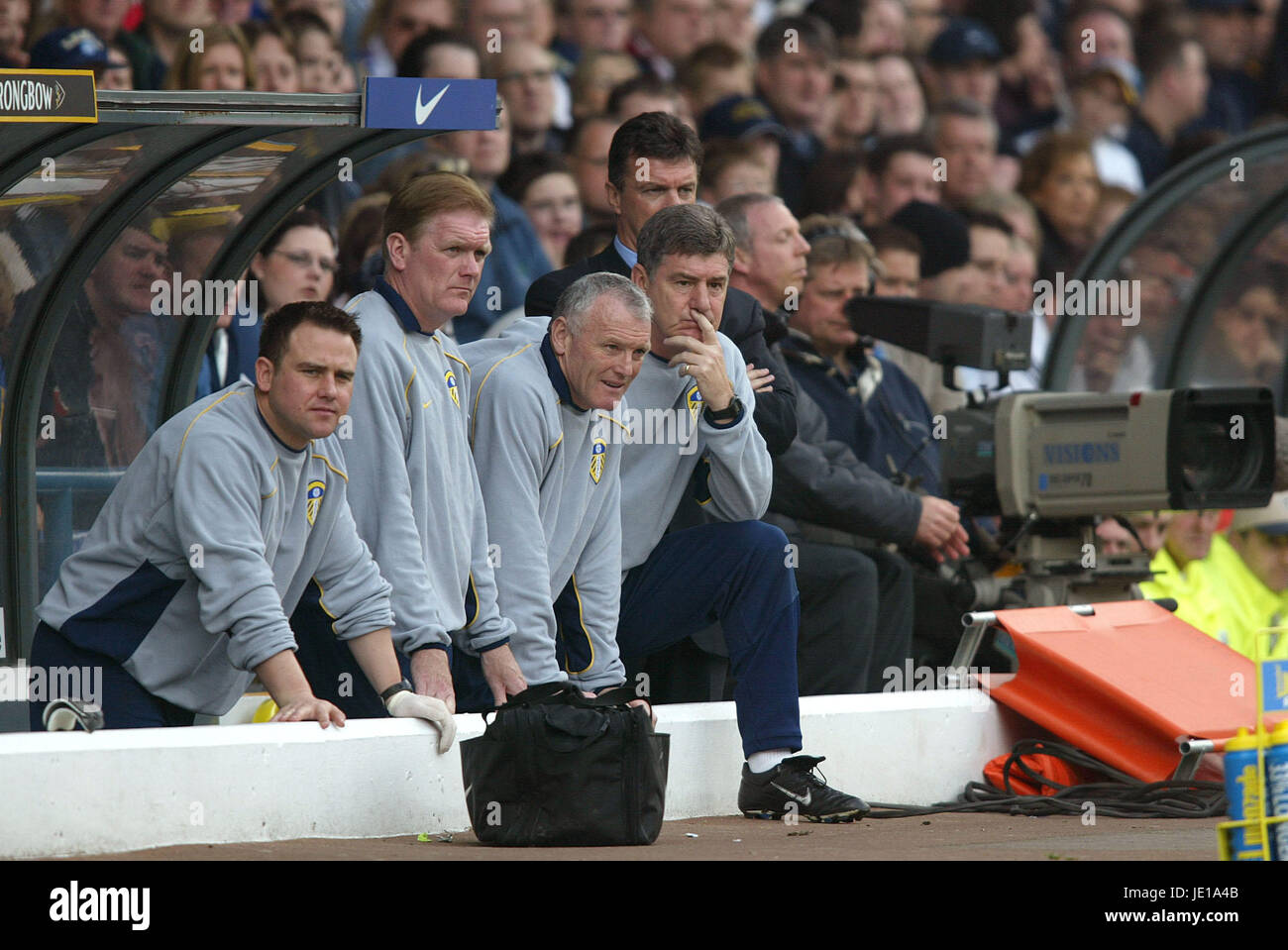 LEEDS UNITED PANCHINA LEEDS UNITED V MANCHESTER UTD ELLAND ROAD LEEDS 30 Marzo 2002 Foto Stock