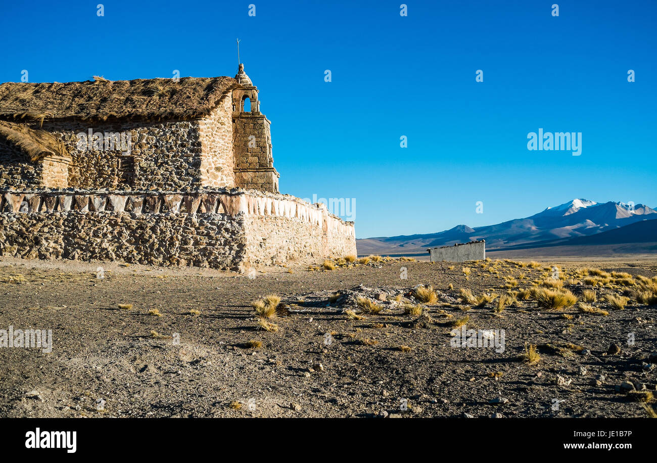 La chiesa nel villaggio di Sajama, Sajama Natinal Park, Bolivia Foto Stock