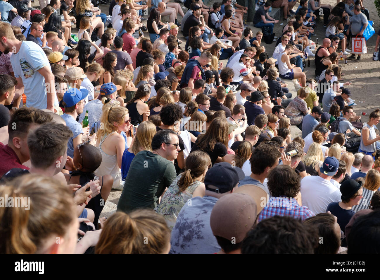 Berlino, Germania - 21 giugno 2017: molte persone nelle affollate park (Mauerpark) a "fete de la musique" di Berlino, Germania. Foto Stock