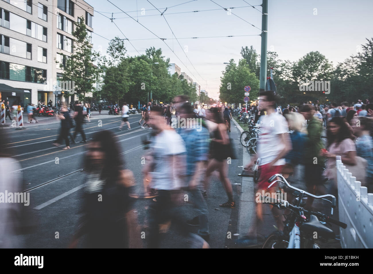 Le persone che attraversano le street - blur / il traffico della città Foto Stock