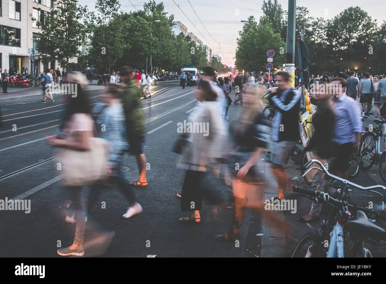 Le persone che attraversano le strada trafficata - blur / molti peoplecityscape Foto Stock