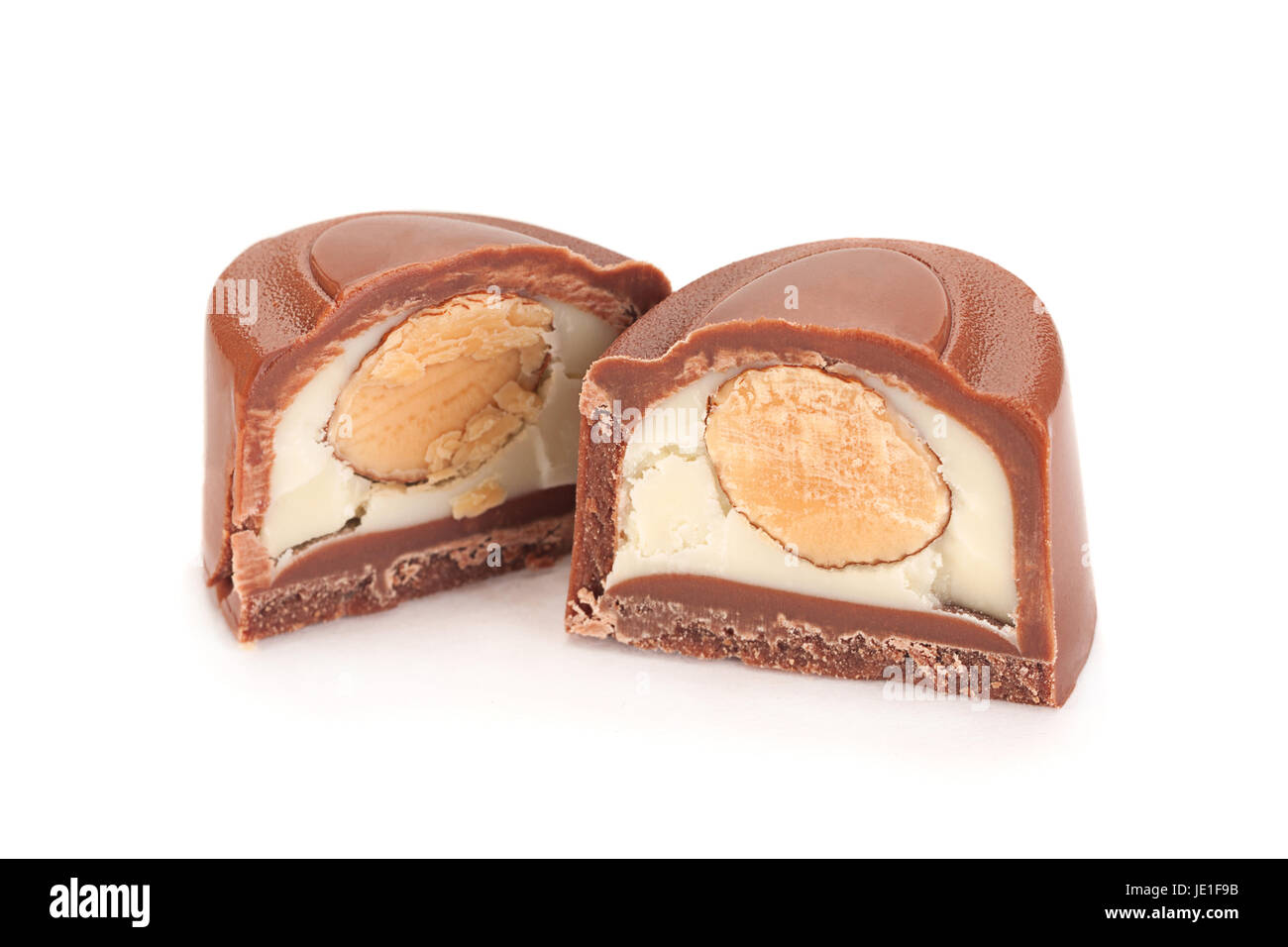 Caramelle di cioccolato con mandorle dado isolato su sfondo bianco Foto Stock