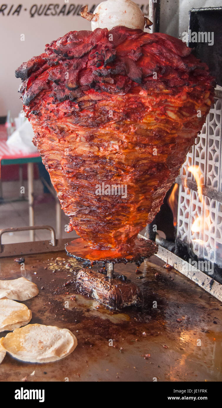 Taco stand con la famosa carne TROMPO, normalmente chiamato (tacos al pastor) situato in Rosarito Baja California. Messico Foto Stock