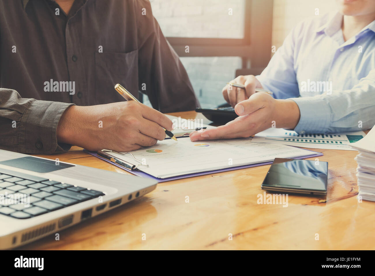 Il concetto di business di office lavora con grafico analisi, effetto vintage Foto Stock
