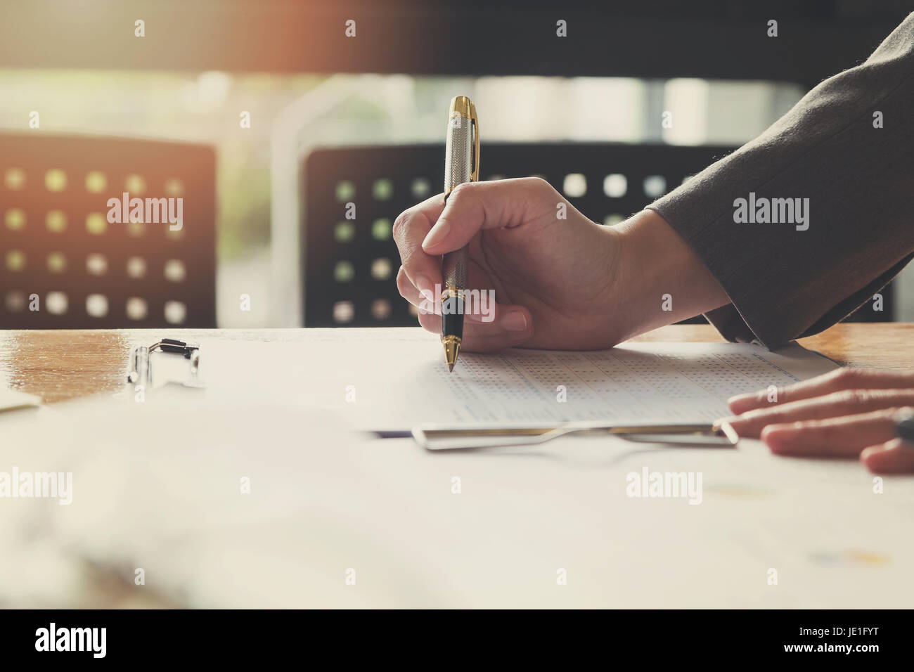 Il concetto di business di office lavora con grafico analisi, effetto vintage Foto Stock