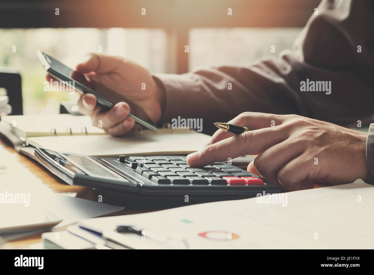 Il concetto di business di office lavora con grafico analisi, effetto vintage Foto Stock