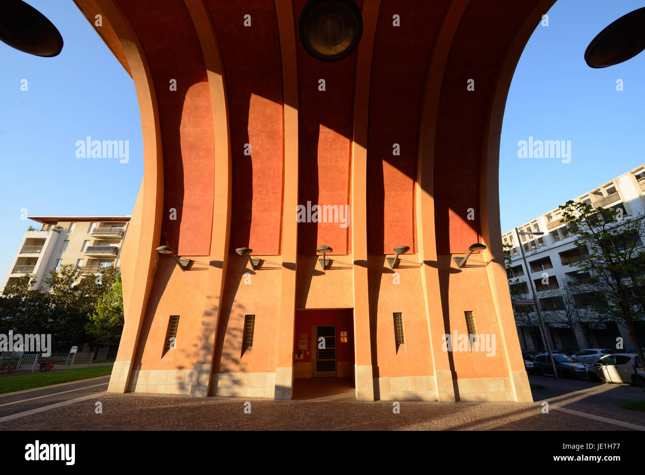Arco moderno o Archway e luci di strada nel moderno quartiere di Sextius-Mirabeau Aix-en-Provence Francia Foto Stock